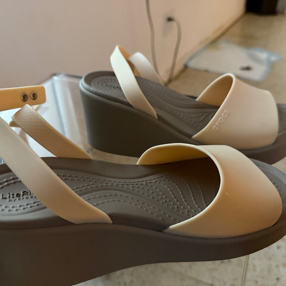 Crocs Brooklyn wedge strap sandals size 6